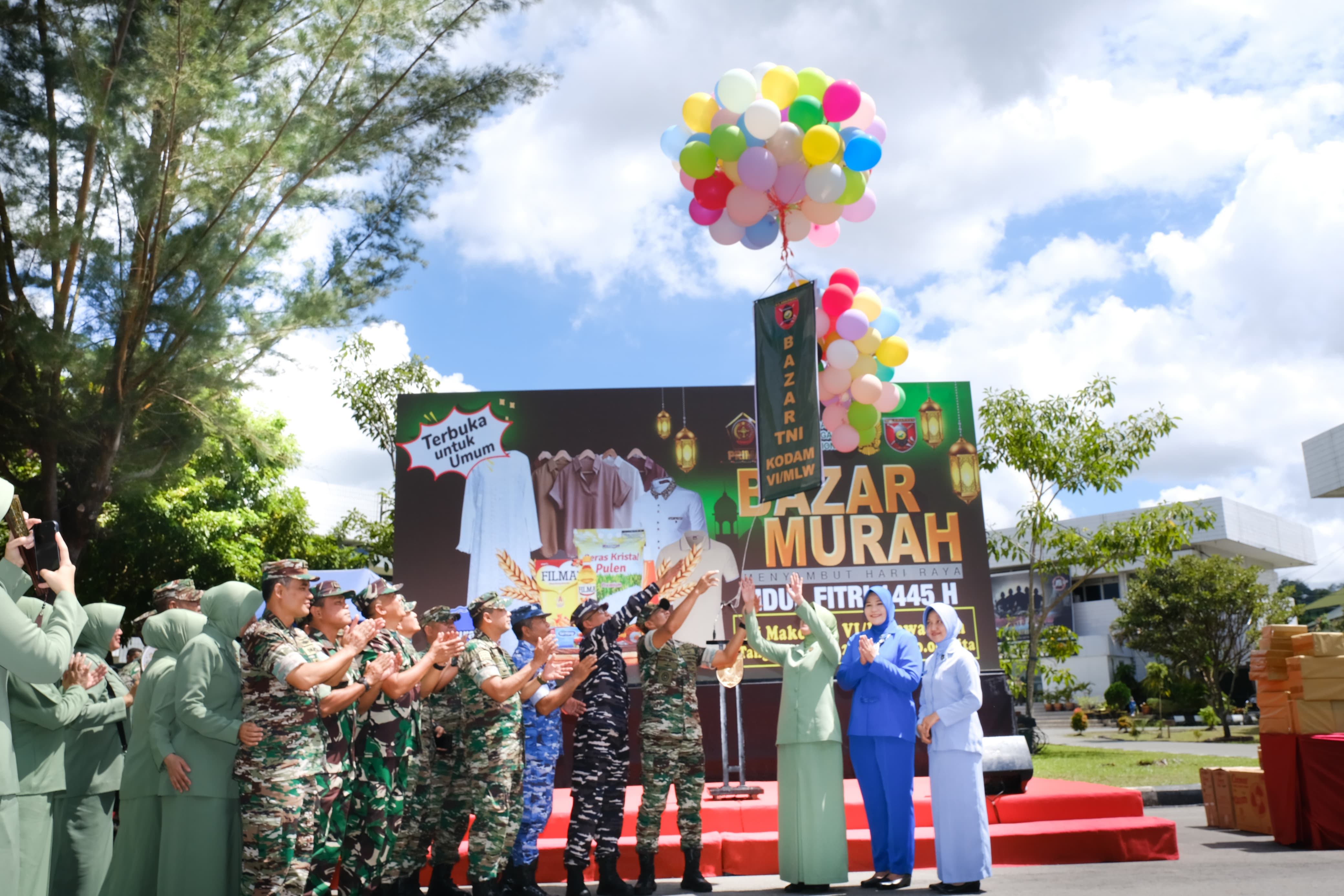 Bazar TNI Hadir Meringankan Kebutuhan Pokok Warga