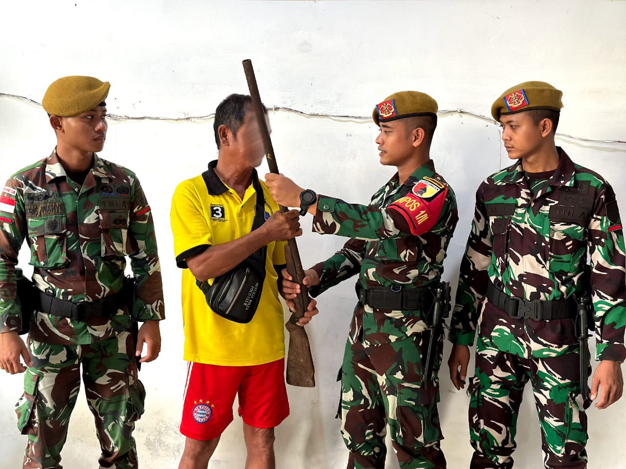 Danpos Gabma Simanggaris Satgas Yonarhanud 8/MBC Terima Senjata Api Rakitan dari Warga