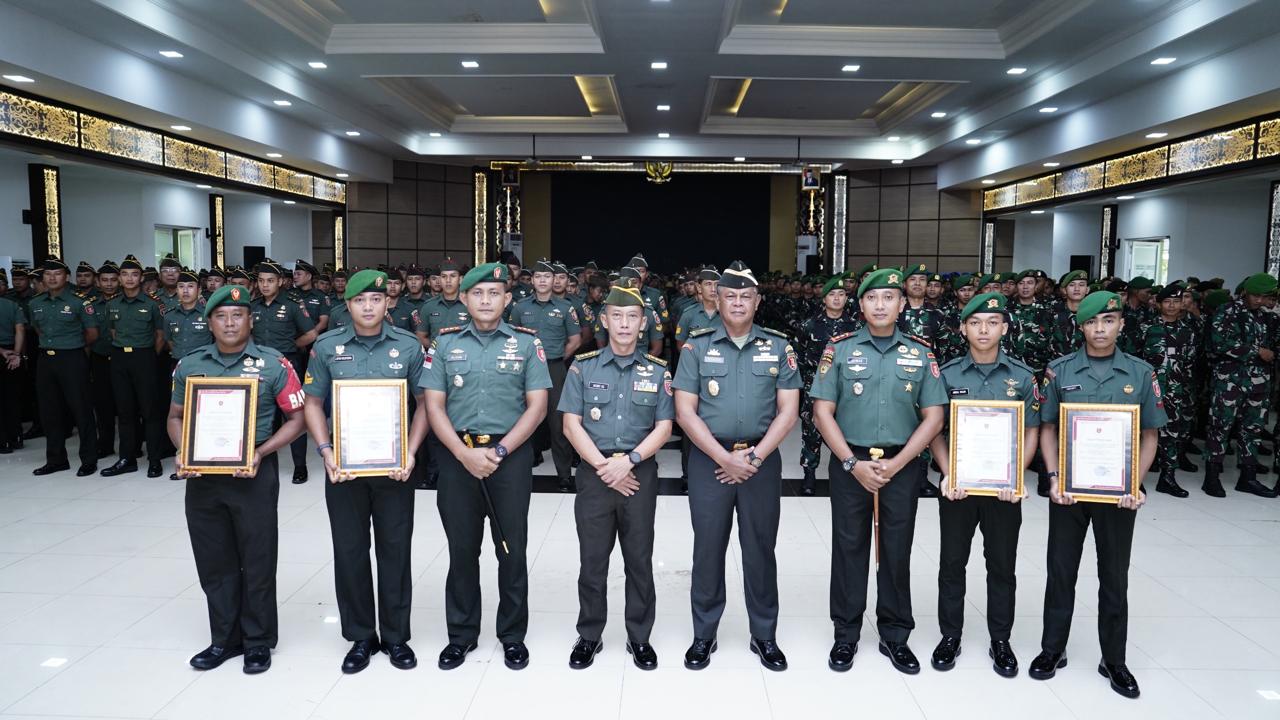 Upacara 17-an : Pangdam VI/Mlw Berikan Penghargaan Kepada Prajurit Berprestasi