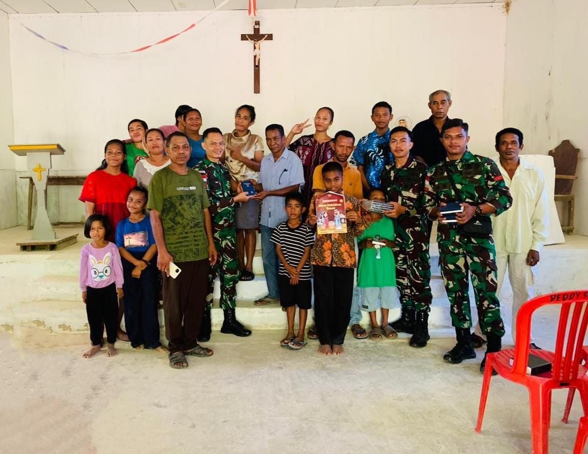 Satgas Pamtas RI-Malaysia Bagikan Alkitab dan Bacaan Rohani di Sebatik Barat