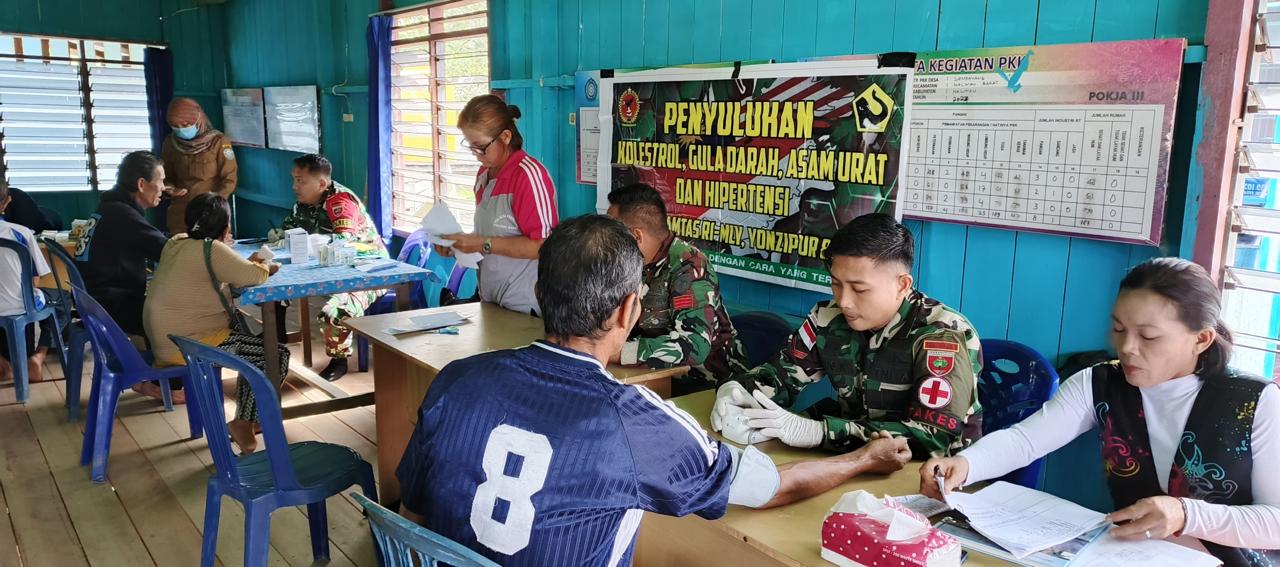 Satgas Yonzipur 8/SMG Hadirkan Pelayanan Kesehatan Lansia di Perbatasan RI-Malaysia