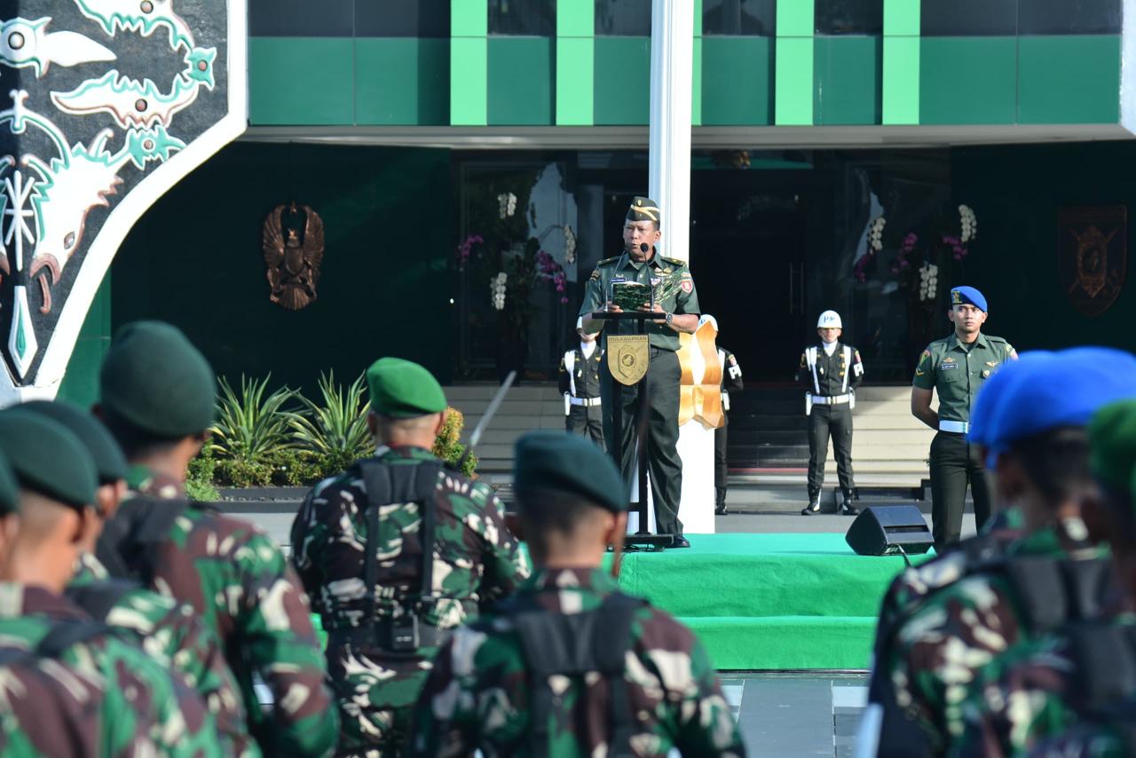 Kasad Tekankan Komitmen Netralitas Dan Kewaspadaan Tinggi Pada Upacara Bendera 17-an Kodam VI/Mulawarman