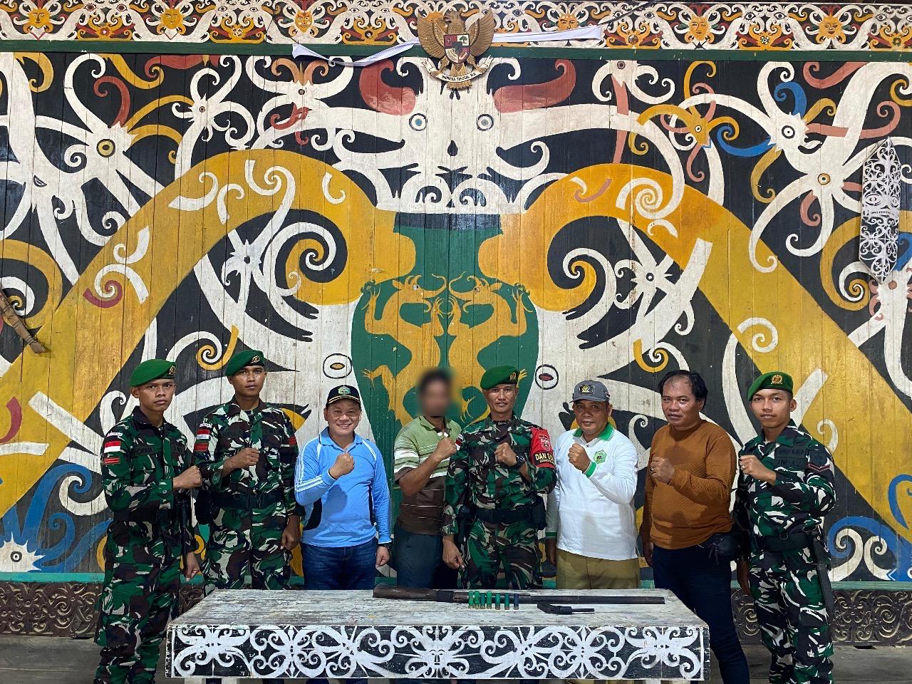 Penyerahan Senjata Api Rakitan Oleh Masyarakat Kepada Satgas Pamtas Yonzipur 8/SMG dan Satgas Intel Kodam VI/Mulawarman