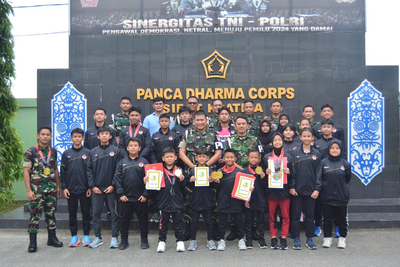 Danpomdam VI/Mulawarman Berikan Penghargaan dan Dana Pembinaan kepada Atlet Berprestasi Karate Inkai Dojo Pomdam VI/Mulawarman