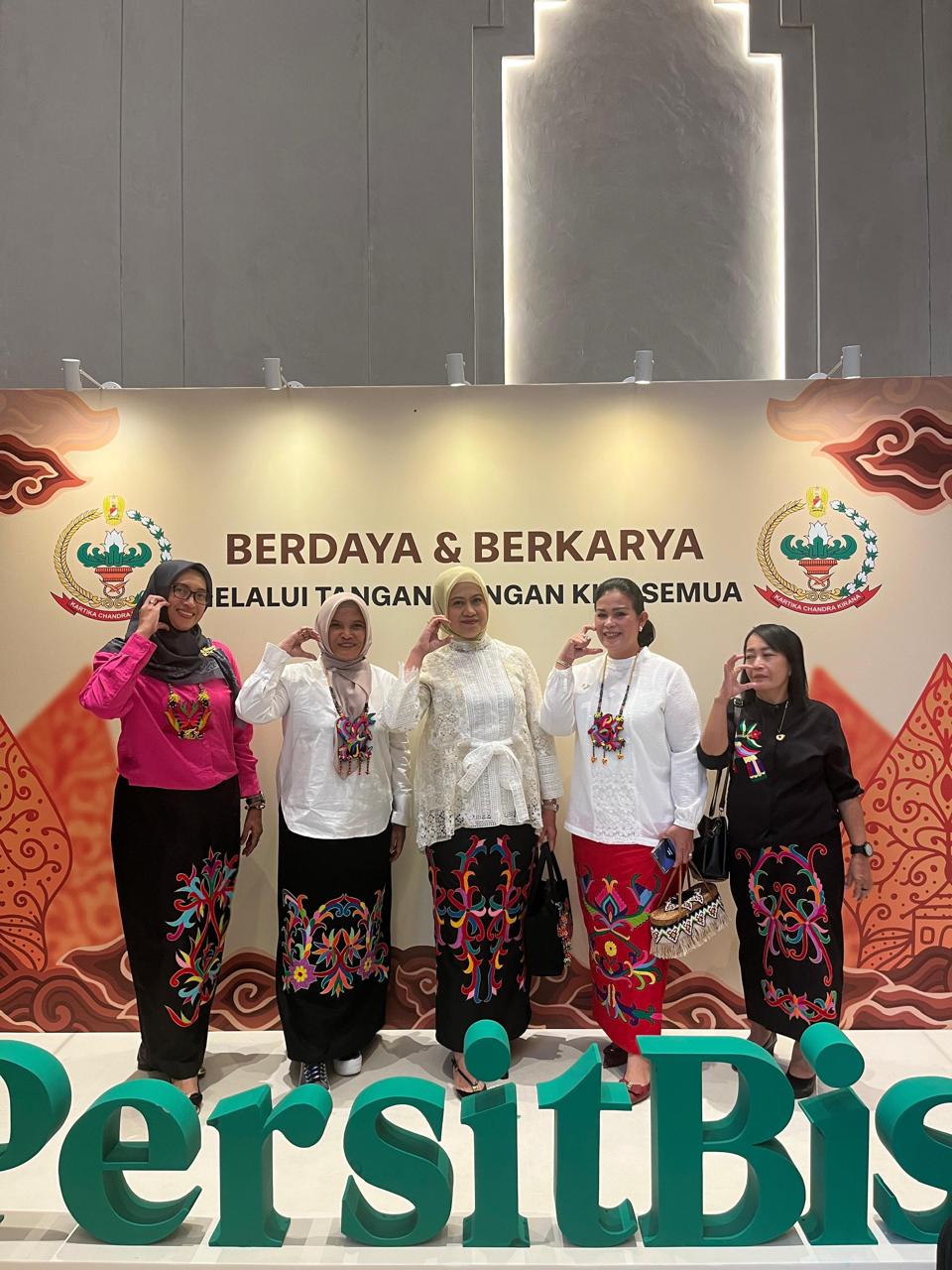 Ibu-Ibu Prajurit Kodam VI/Mulawarman Tampilkan Kreasi Kalung Sulam Tumpar untuk Program #PersitBisa