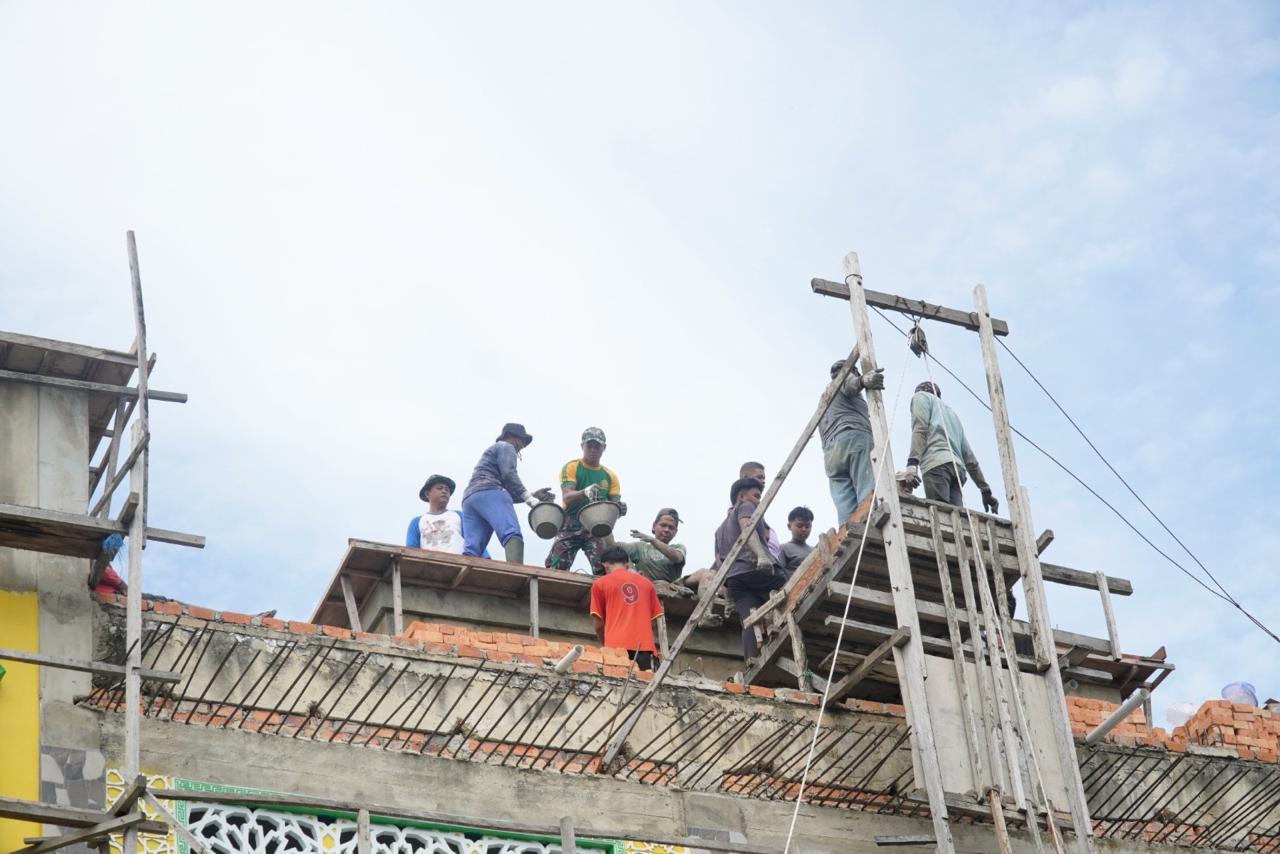 Kebersamaan Satgas Pamtas Yonarmed 11 Kostrad dan Warga Dalam Pembangunan Masjid di Perbatasan