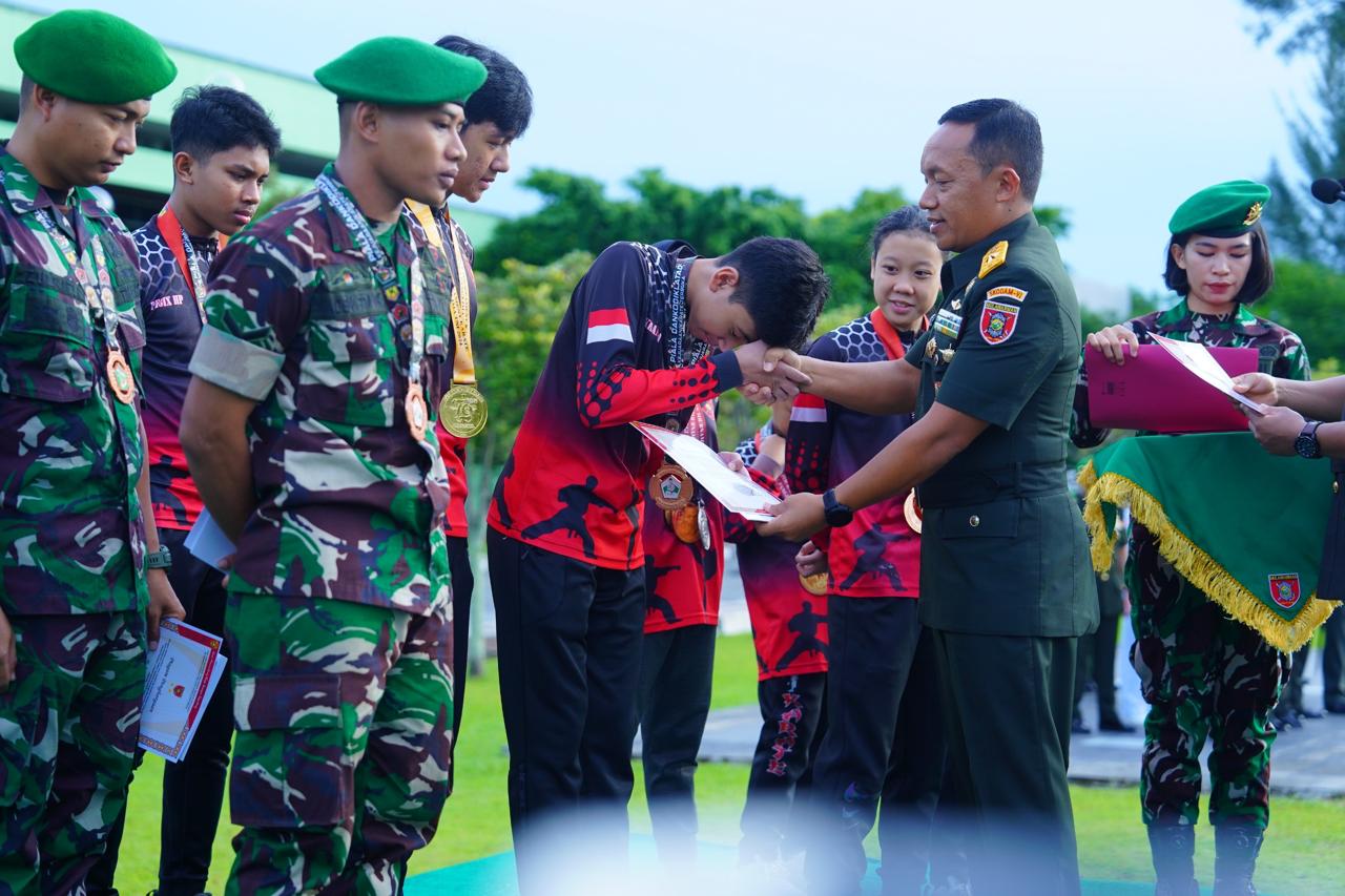 Kasdam VI/Mulawarman Apresiasi Prajurit dan Atlet Berprestasi di Lapangan Makodam