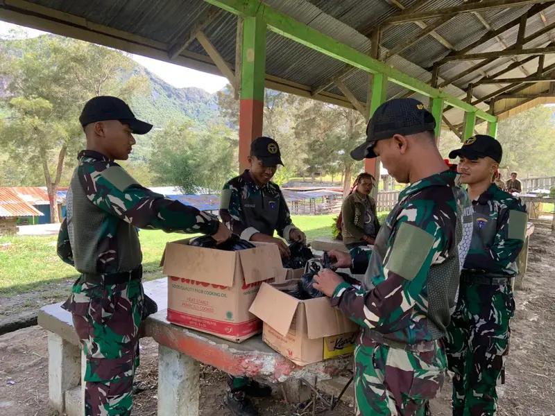 Sembako Dibagikan Satgas Yonif 614/Raja Pandhita