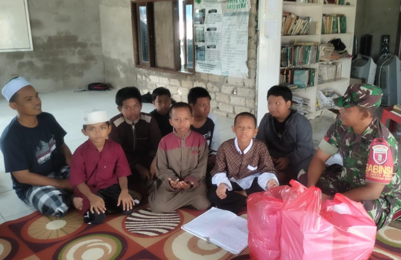 Jumat Berkah,Babinsa Koramil 0907/04 Tarut Bagikan Paket Makanan Ke Panti Asuhan