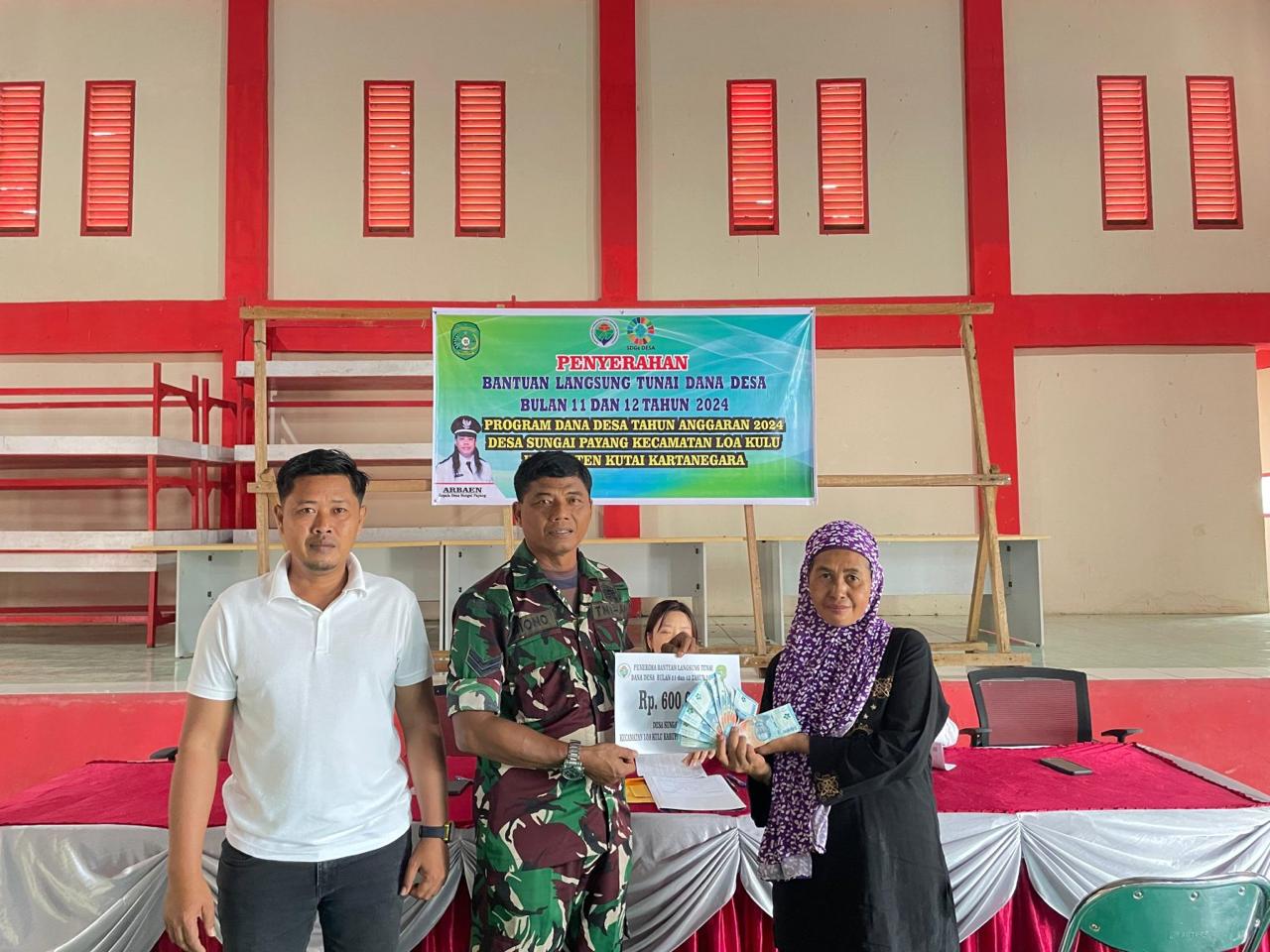 Babinsa Sungai Payang Hadiri Penyerahan BLT Kepada Warga