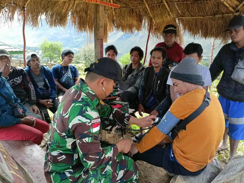 Satgas Yonif 614/Raja Pandhita Berikan Pelayanan Kesehatan Kepada Warga Pengungsi