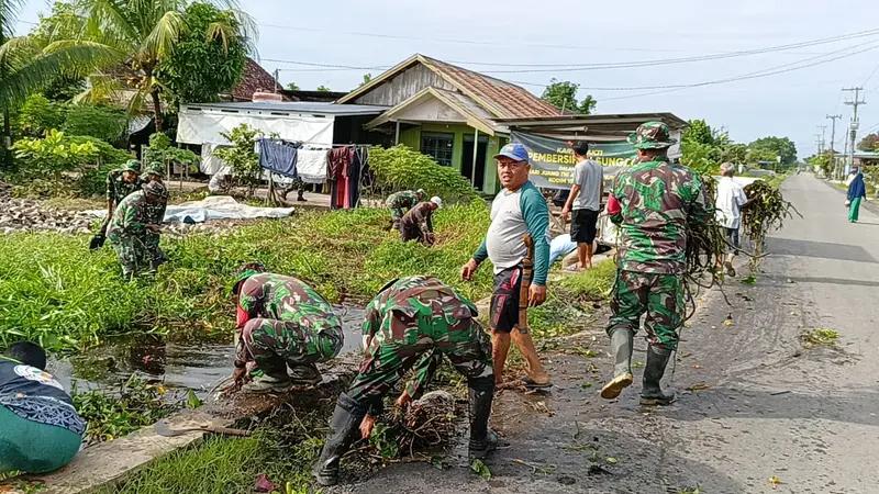 Aparat Kelurahan Gambut Dan TNI Gelar Karya Bakti Bersihkan Sungai Dan Sampah