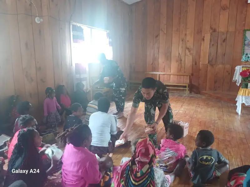 Sambut Hari Natal Satgas Yonif 614/Raja Pandhita Pos Balingga Berbagi Sembako di Gereja Baptis Mowi