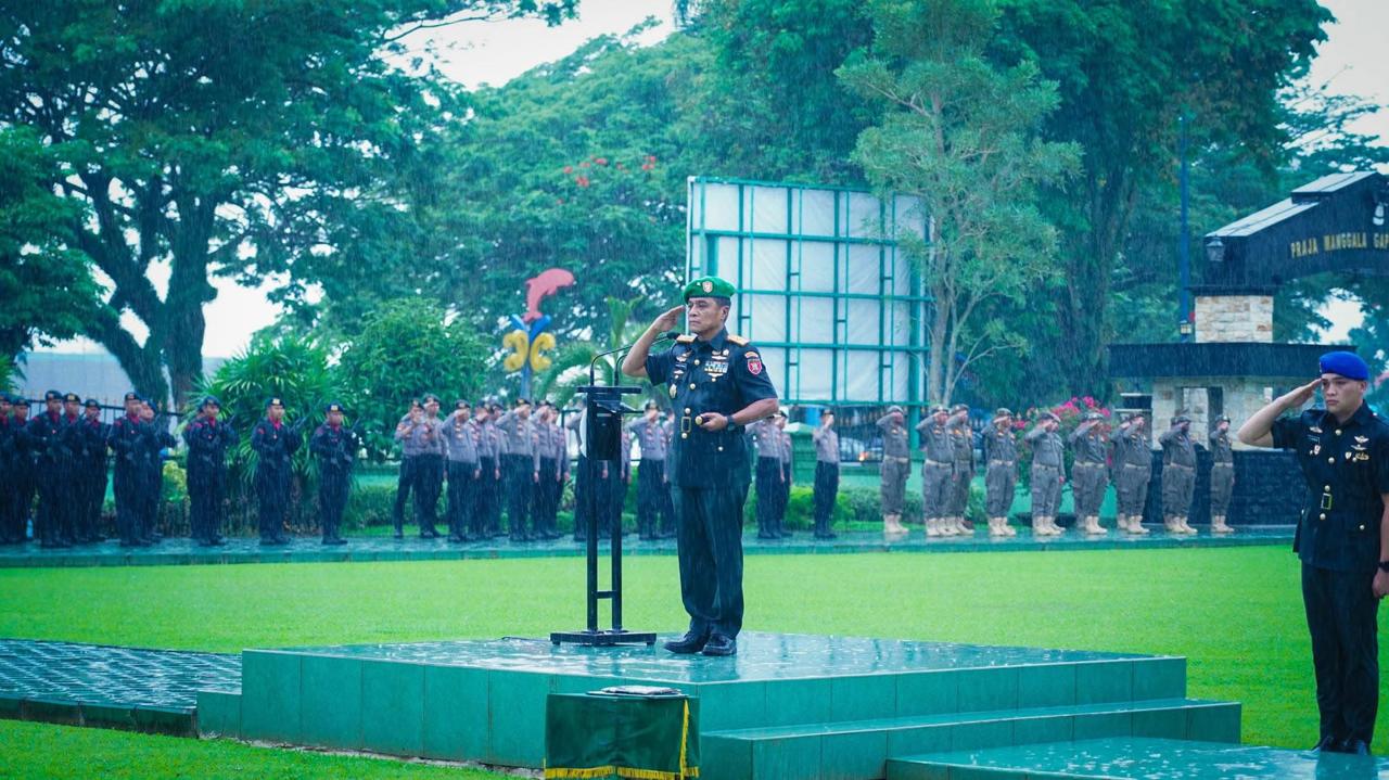 Hujan Tidak Menurunkan Semangat Prajurit  Korem 091/ASN Upacara dalam Rangka Hari Juang TNI AD ke 79 tahun 2024