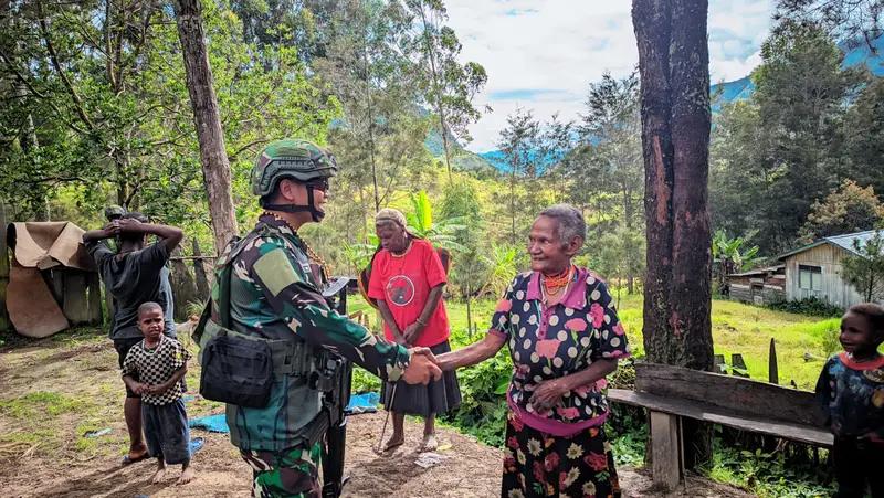 Satgas Yonif 614/Raja Pandhita Anjangsana ke Rumah Kepala Suku Desa Gumban Papua