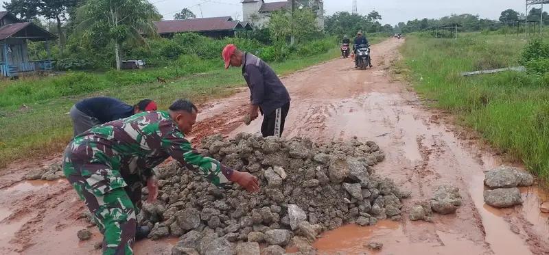 Babinsa Koramil 0908-03/Anggana Bersama warga Laksanakan Gotong Royong Perbaiki Jalan Rusak