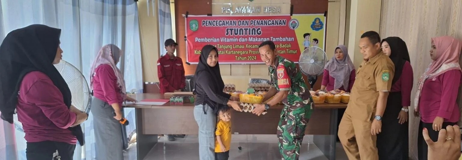Dukung Program Penanganan Stunting, Babinsa Koramil 0908-02/Muara Badak Dampingi Pemberian Makanan Tambahan dan Vitamin