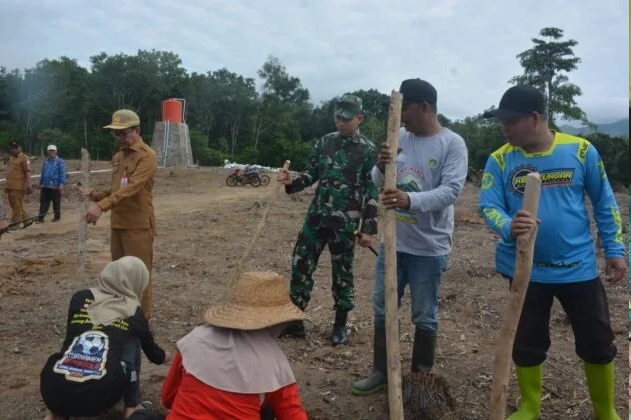 Dandim 1006/Banjar Ikuti Penanaman Padi secara Tradisional di Awang Bangkal Timur