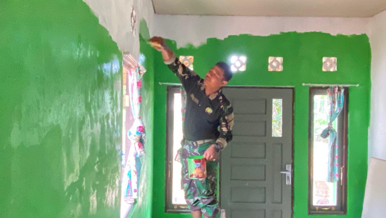 Kodim 1009/Tanah Laut Bedah Rumah Nenek Boinem dalam HUT Korem 101