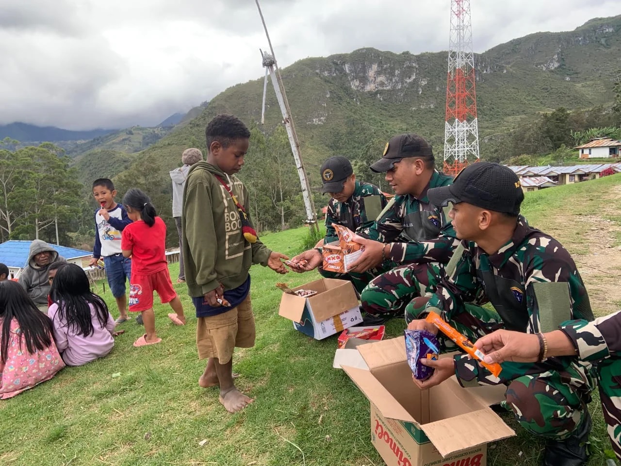 Pembagian Makanan Bergizi, Satgas Yonif 614/Rjp Dukung Papua Sehat