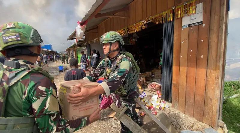 Kebakaran Pasar Tiom: Satgas Yonif 614/Raja Pandhita Beri Bantuan