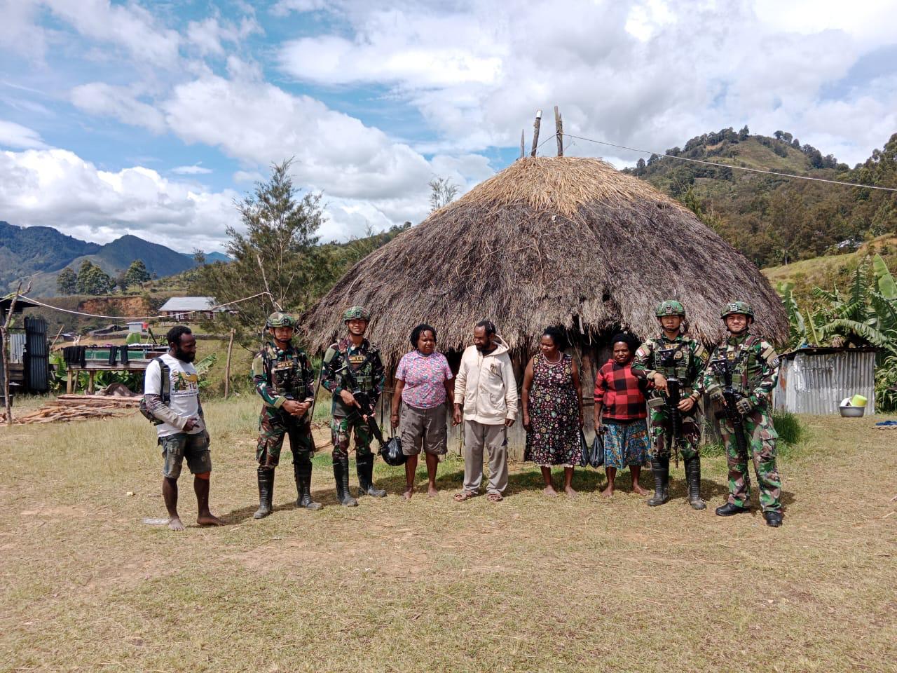 Pos Tiom Satgas Yonif 614/Raja Pandhita Lakukan Anjangsana ke Rumah Kepala Adat Konikme