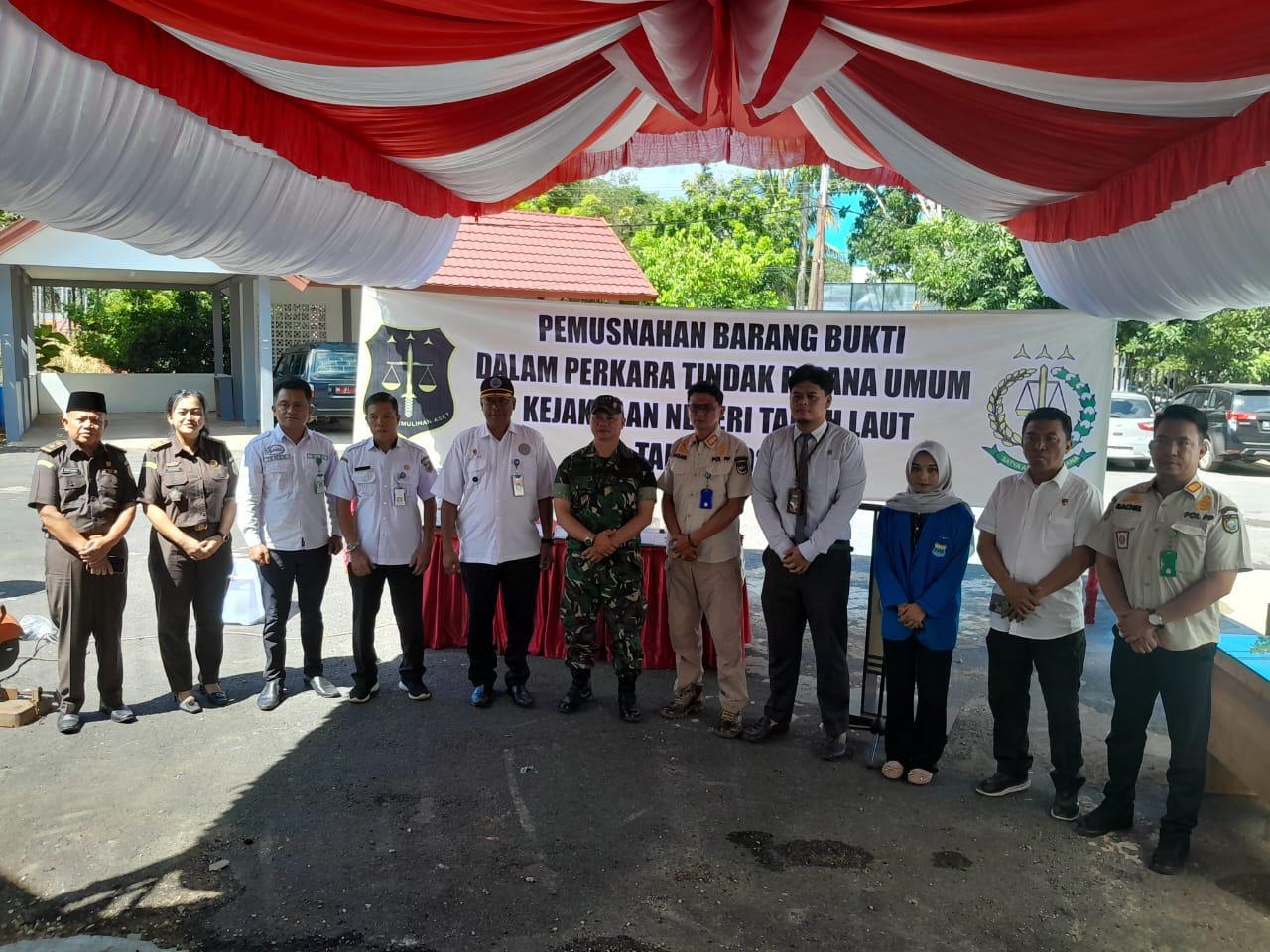 Personel Kodim 1009/Tanah Laut Hadiri Pemusnahan Barang Bukti Tindak Pidana Umum