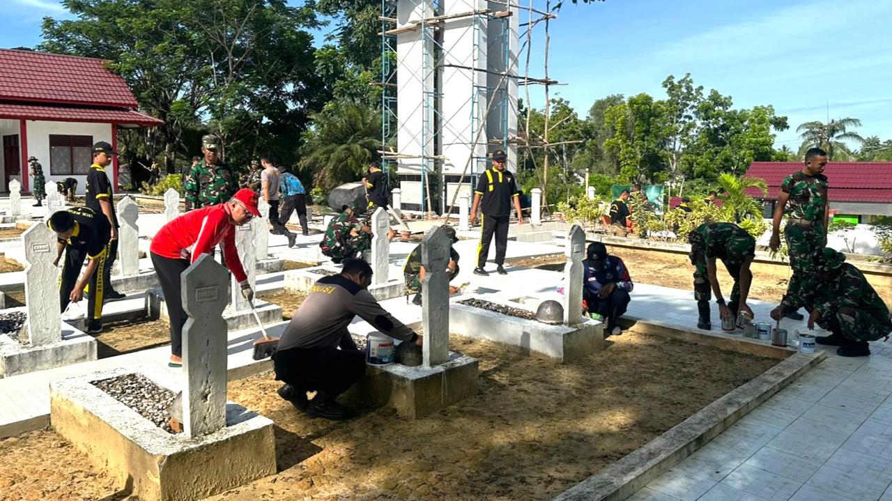 Koramil Sanga Sanga Gelar Karya Bhakti Pembersihan Taman Makam Pahlawan