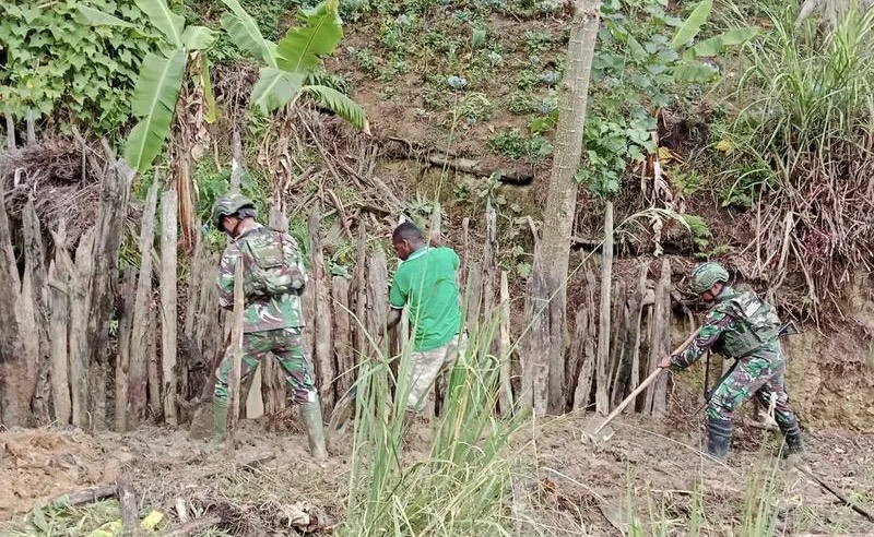 Satgas Yonif 614/RJP Jalin Kemanunggalan dengan Masyarakat