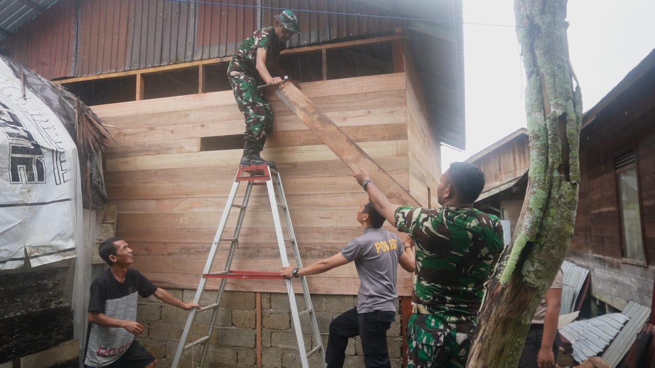 TNI Bantu Masyarakat Kurang Mampu Bedah Rumah Agar Layak Huni