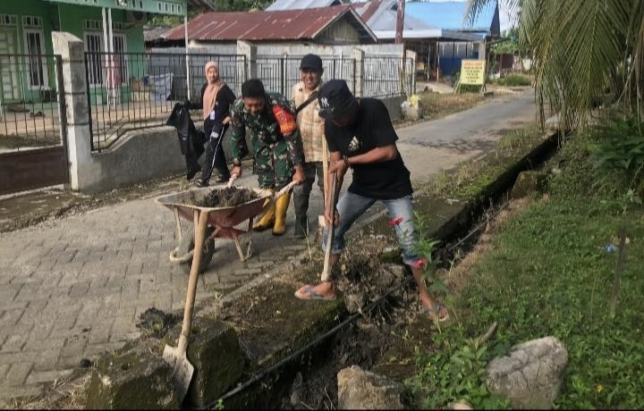 Bersama Babinsa dan Bhabinkamtibmas, Warga Mandingin Sukses Gelar Gotong Royong Bersih-bersih Lingkungan