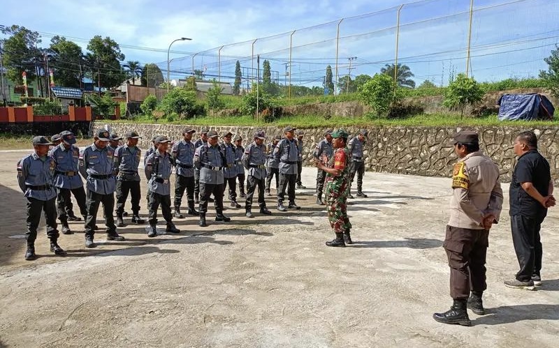 Babinsa Koramil 04/Sepaku Latih Linmas Desa Tengin Baru Baris Berbaris