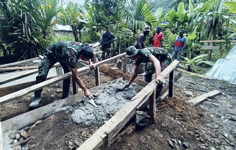 Pos Kanggime Satgas Yonif 614/Raja Pandhita Bantu Pemugaran Makam Tokoh Masyarakat