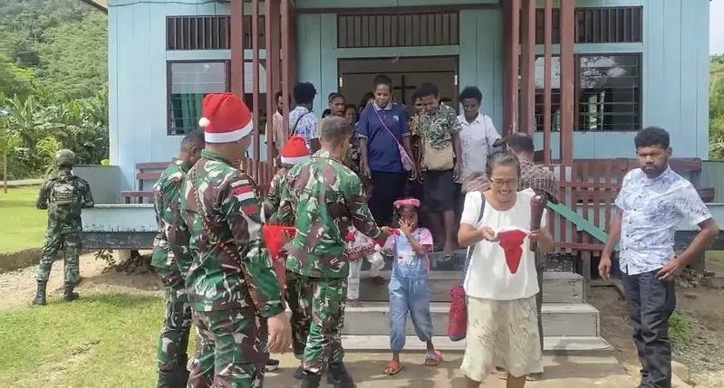 Prajurit Yonif 614/RJP Bagikan Topi Santa Claus di Memberamo Raya