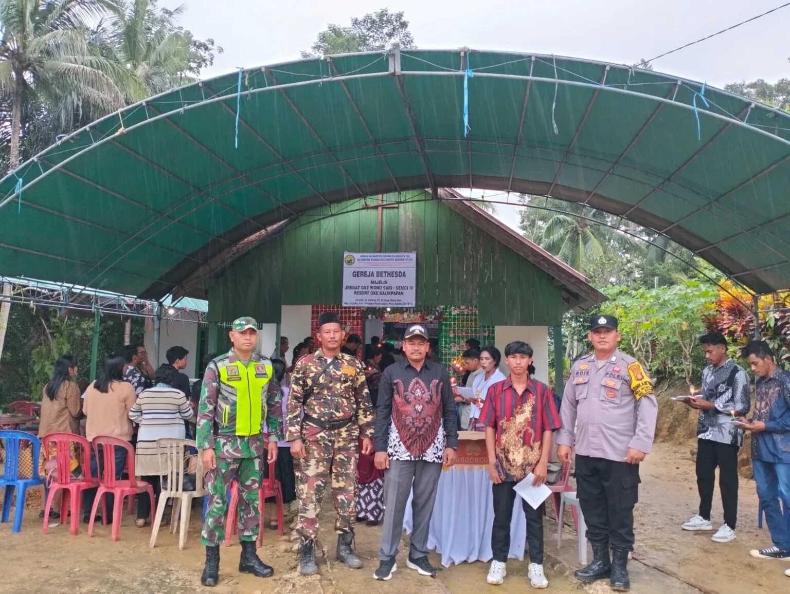 Babinsa Koramil 04/Sepaku Laksanakan Pengamanan Natal di Gereja GKE Bhetesda Wono Sari Sepaku