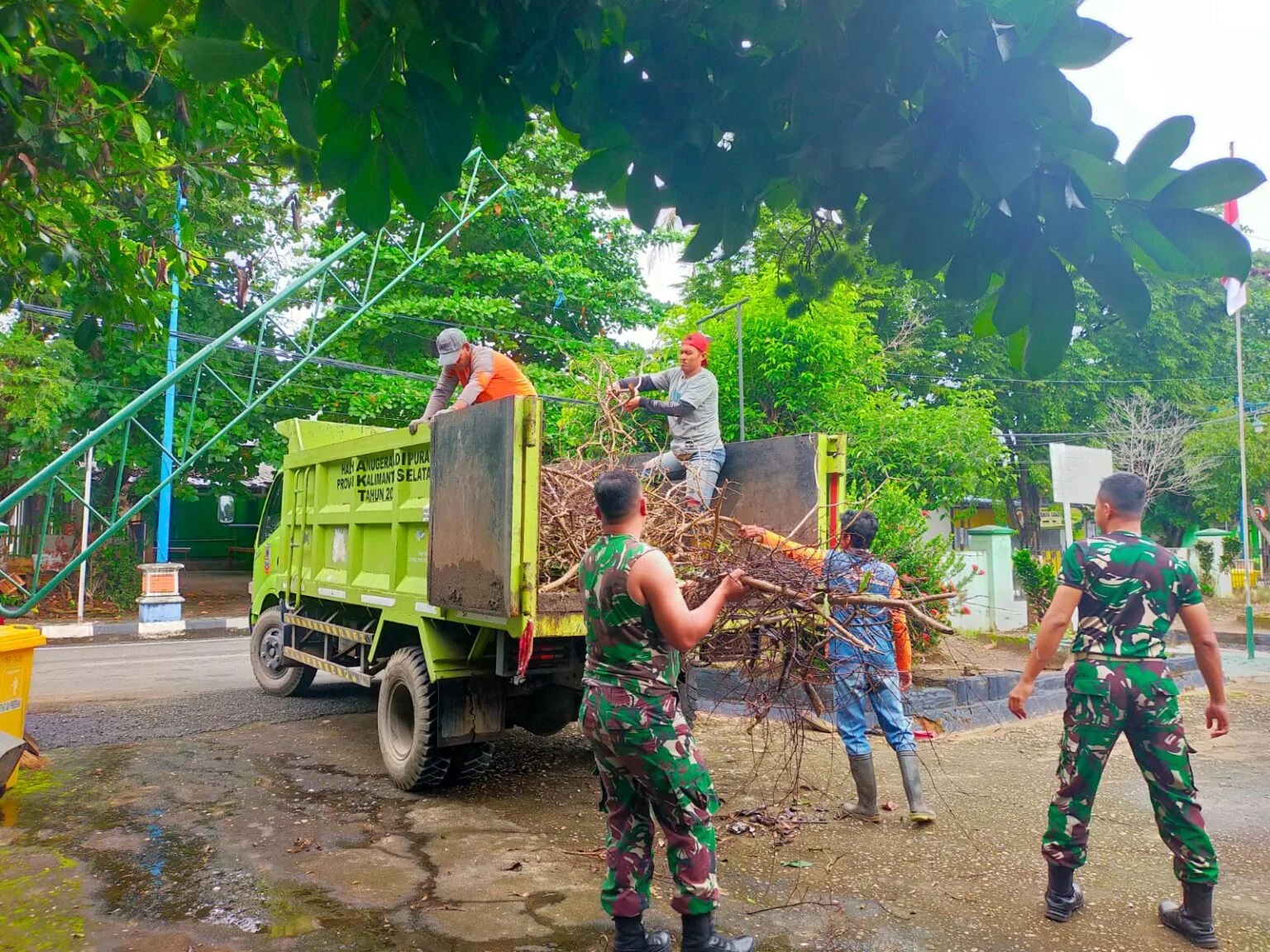 Koramil 1006-07/Bankarbaru Laksanakan Karya Bakti Pembersihan Lingkungan