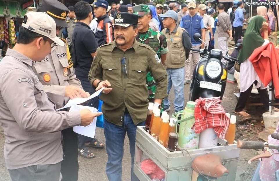 Jelang Nataru, Personel Kodim 1009/Tanah Laut Dampingi Pj Bupati Sidak Pasar Pelaihari