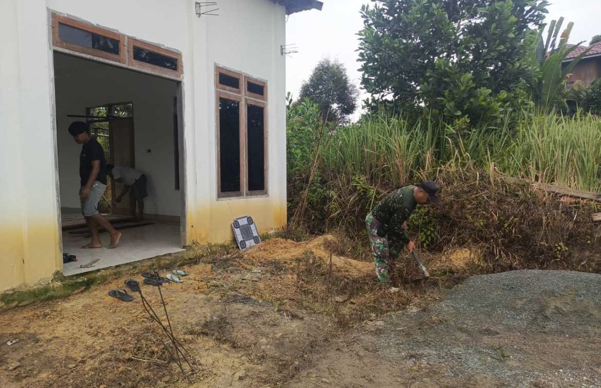 Babinsa Jelarai Selor Bersama Warga Gotong Royong di Mushola Nur Huda