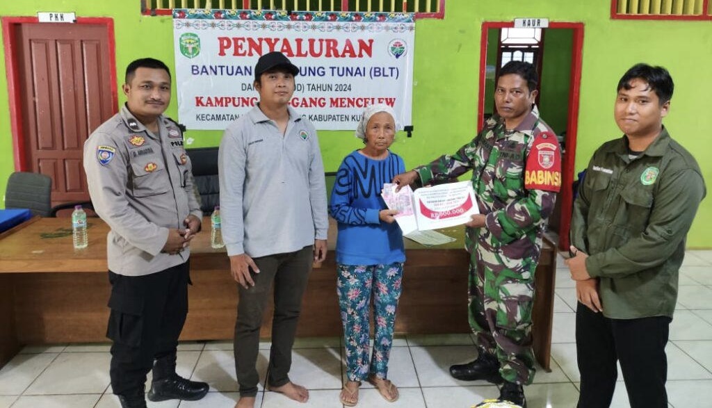 Babinsa Koramil 13/Barong Tongkok Dampingi Pembagian BLT-DD di Kampung Linggang Mencelew