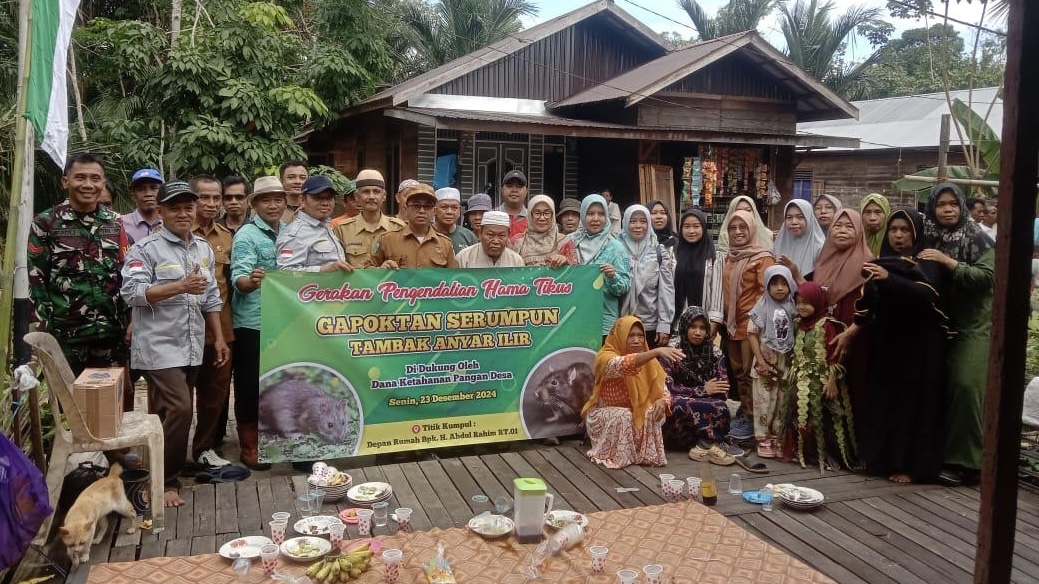 Gerakan Pengendalian Hama Swadaya Desa Tambak Anyar Dihadiri Babinsa Martapura