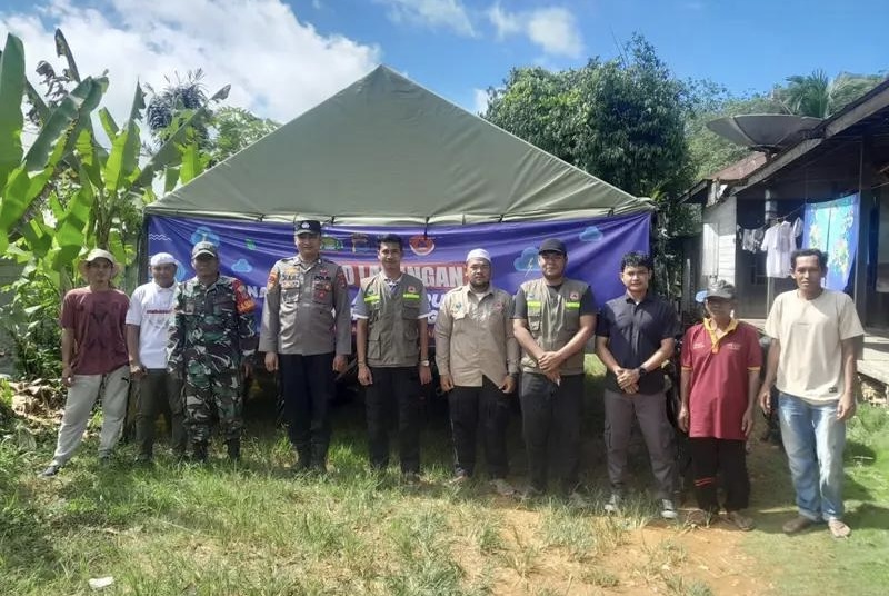 Babinsa Koramil Pengaron Siaga Bencana Bersama Petugas Gabungan