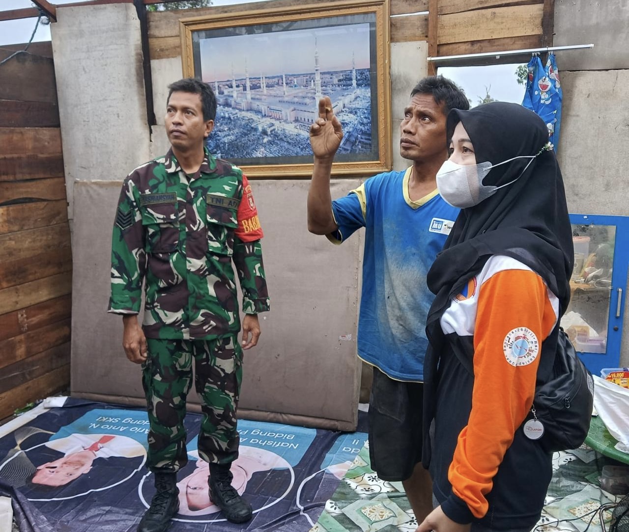 Babinsa Dampingi Penyaluran Bantuan Kepada Warga, Akibat Angin Puting Beliung