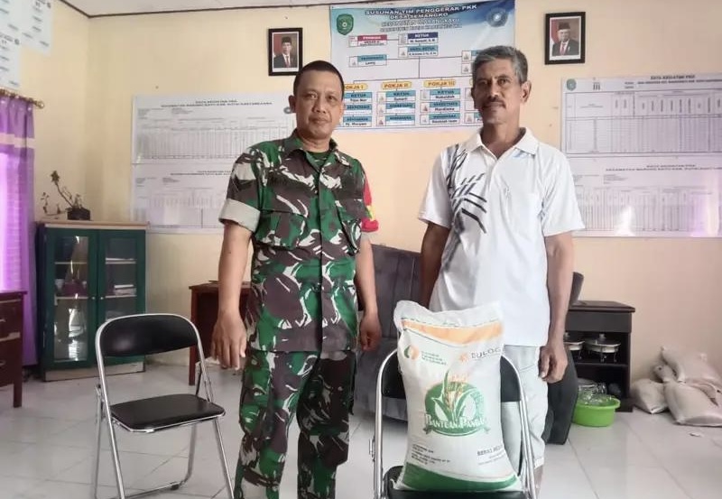 Babinsa Koramil 0908-02/Muara Badak Dampingi Penyaluran Bantuan Beras Bulog di Wilayah Binaan