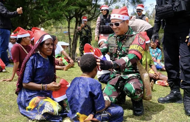 Satria Tangguh Bijaksana: TNI Berkontribusi untuk Kesejahteraan Masyarakat Papua Pada Perayaan Natal 2024