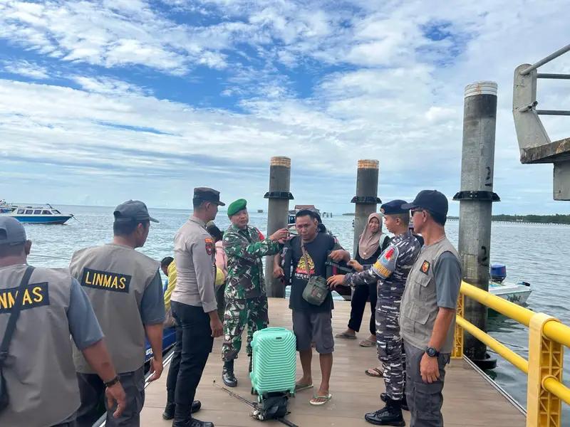 Babinsa Koramil 03/P. Derawan dan Bhabinkamtibmas Berikan Himbauan Keselamatan Kepada Wisatawan