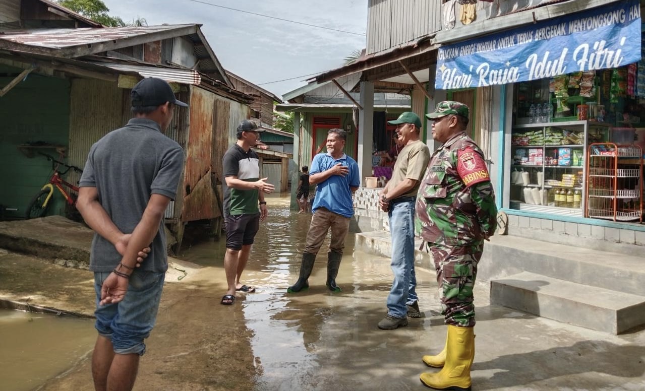 Babinsa Koramil 1008-04/Tanta Gerak Cepat Siaga Hadapi Kenaikan Debit Air Sungai Tabalong