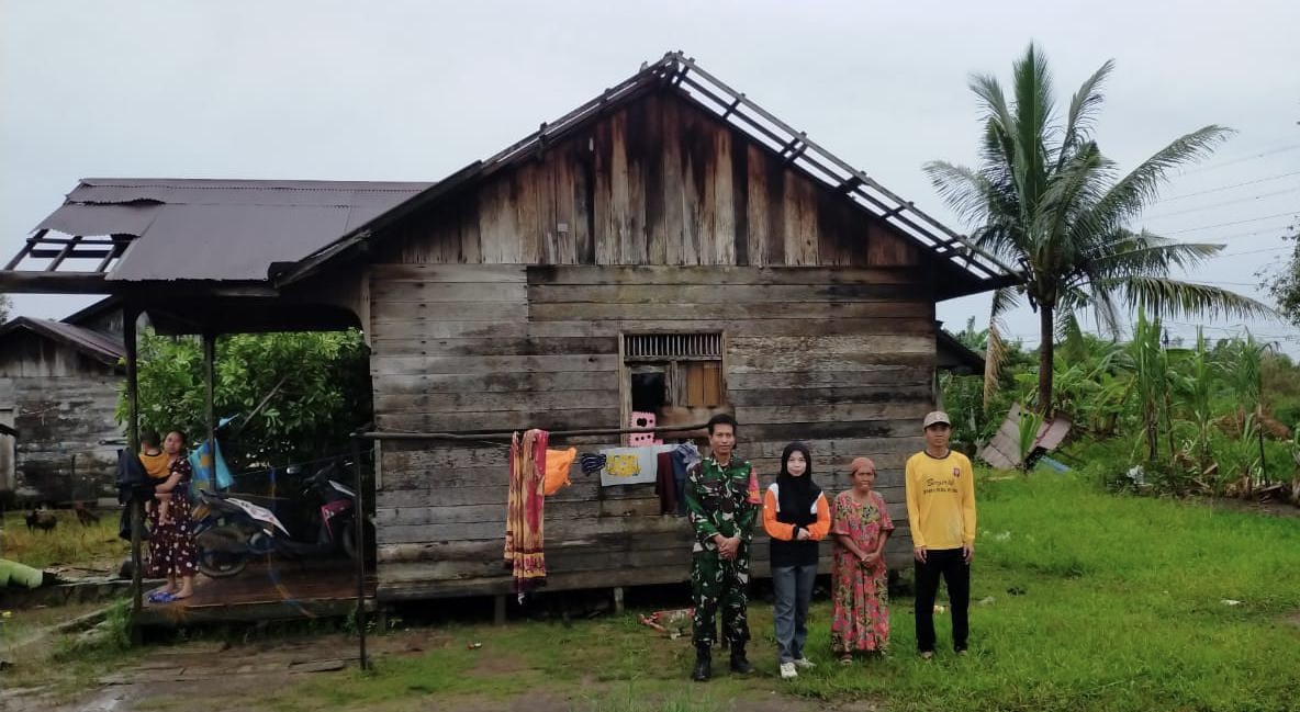 Babinsa Sungai Tabuk Berikan Pendampingan Penyaluran Bantuan Kepada Warga Terkena Musibah
