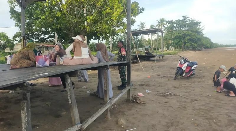 Libur Natal, Babinsa Koramil 01/Penajam Ajak Komsos Pengunjung Pantai