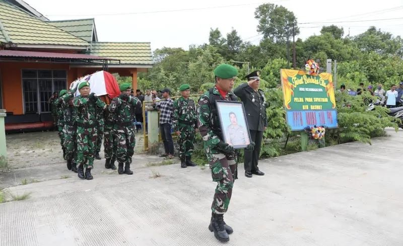 Danramil 01/Penajam Pimpin Pemakaman Secara Militer Alm Pelda ( Pur ) Suyatman