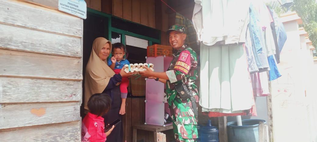 Sambangi Wilayah Binaan,Babinsa Jajaran Kodim 0907/Trk Berikan Asupan Gizi Tambahan Untuk Anak Stunting